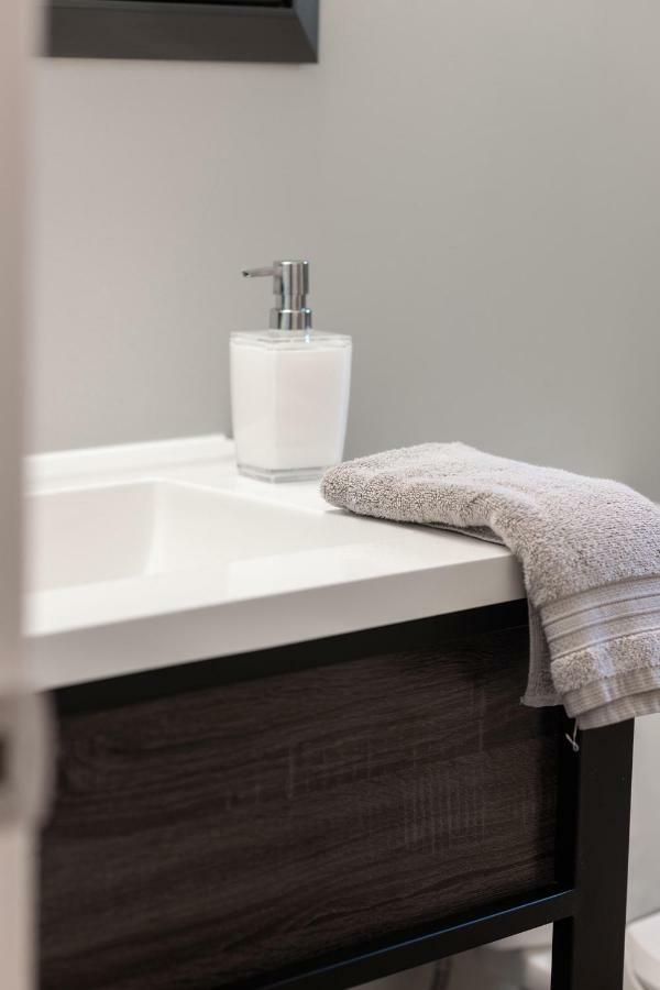 Entire 2 Bedroom Apartment Uptown Waterloo - E2 Экстерьер фото